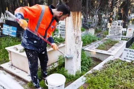 Edremit Belediyesi bayram öncesi mezarlıklarda bakım çalışmalarını sıkılaştırdı 