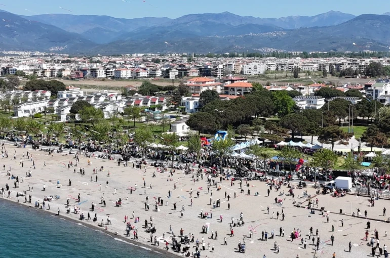 Edremit Belediyesi Geleneksel Uçurtma Şenliği yapıldı 