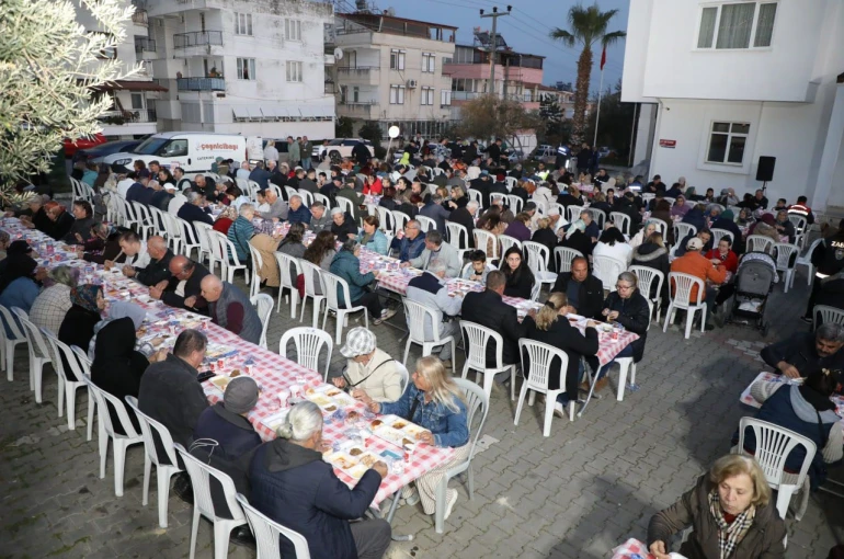 Edremit Belediyesi iftar sofraları Altınoluk’ta kuruldu 