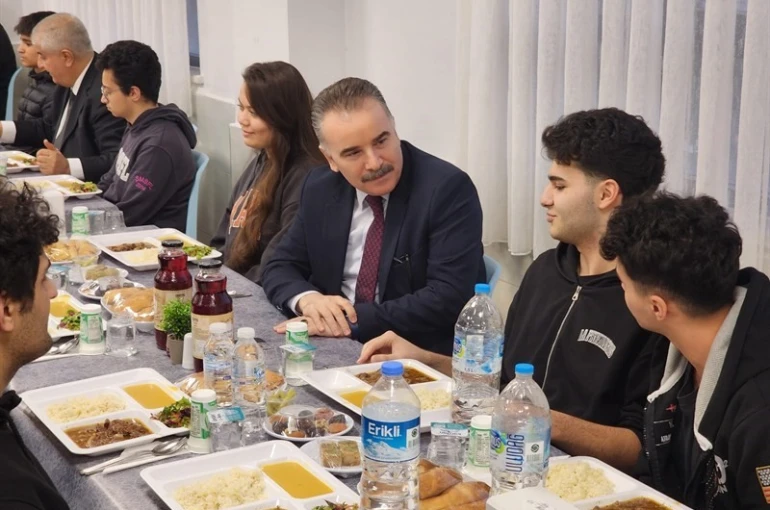 Edremit Kaymakamı Odabaş, iftar sofrasında Şehit Mustafa Serin Fen Lisesi öğrenci ve öğretmenleriyle buluştu 