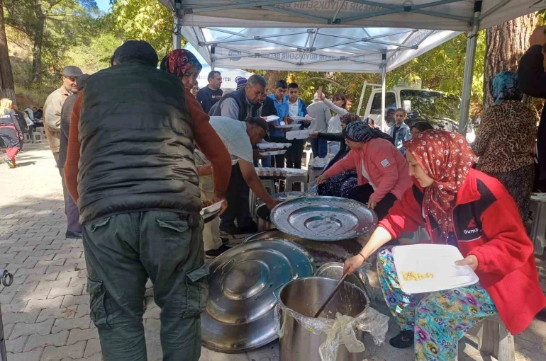 Edremit’in Dereli Mahallesi geleneksel köy hayrı gerçekleştirildi 
