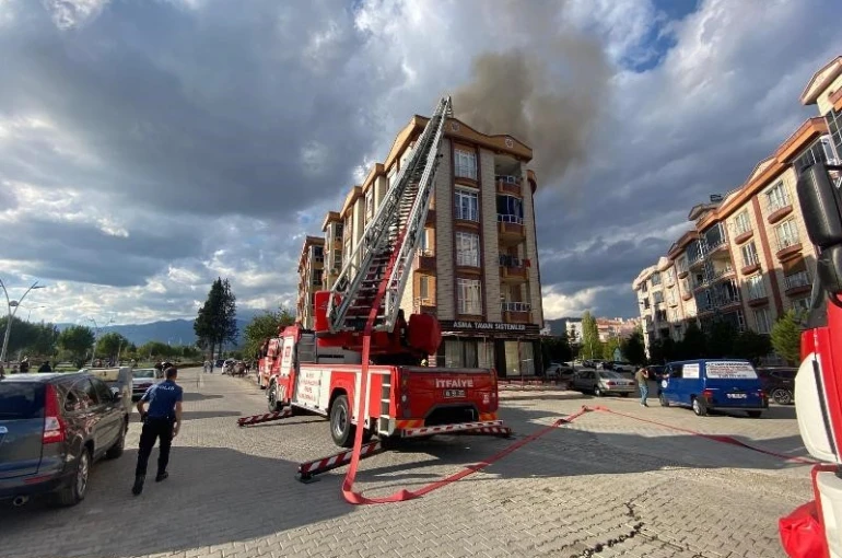 Edremit’te apartmanın çatısında yangın çıktı