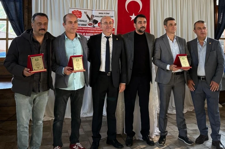 Edremit’te Bakkallar Odası, 20 yılını tamamlayan esnafları plaketle ödüllendirdi 