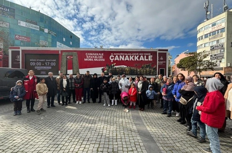 Edremit’te Çanakkale Mobil Müzesi Cumhuriyet Meydanı’nda ziyaretçilerini ağırladı 