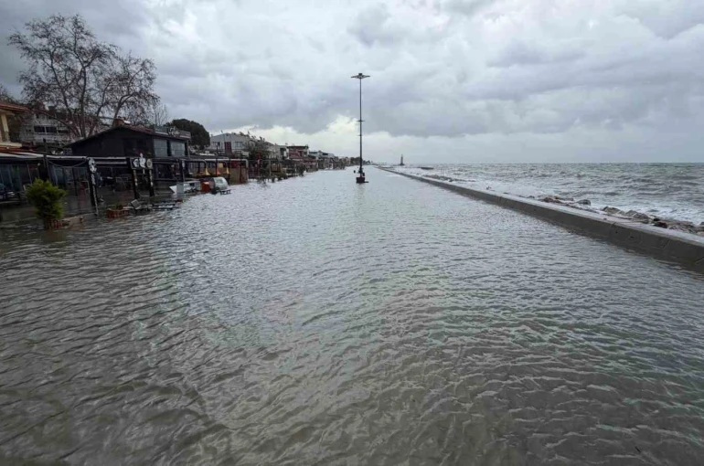 Edremit’te denizle kara birleşti, işletmeler sular altında kaldı 