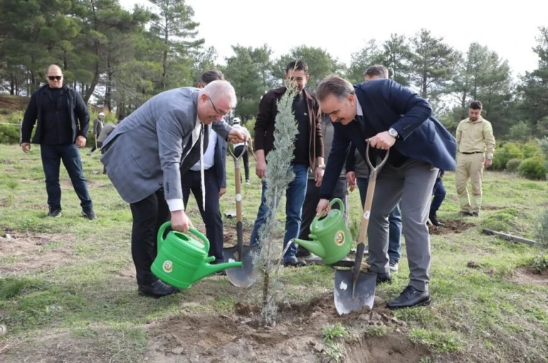 Edremit’te fidanlar toprakla buluştu 