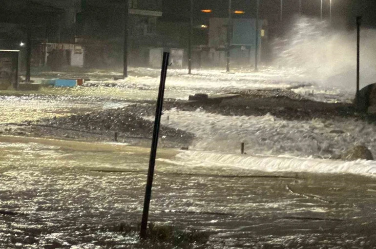 Edremit’te fırtınada deniz ve kara adeta birleşti 
