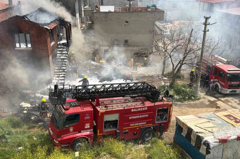 Edremit’te korkutan çöp ev yangını 