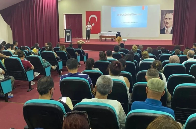 Edremit’te okul müdürleri ve rehber öğretmenlere siber güvenlik eğitimi verildi 