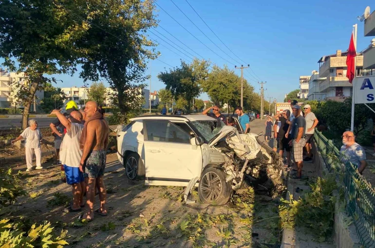 Edremit’te otomobil ağaca çarptı