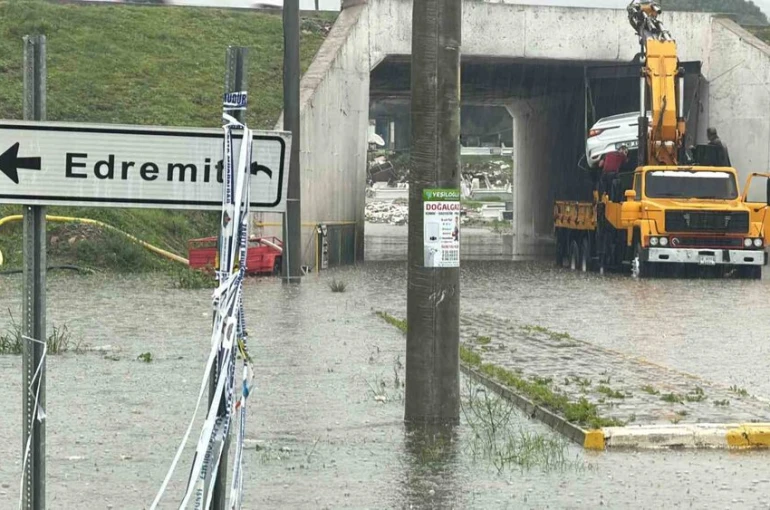 Edremit’te sağanak yağış hayatı felç etti 