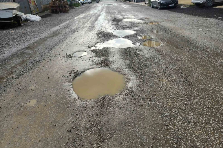 Edremit’te yeni yapılan yolda bir buçuk ayda çukurlar oluştu 