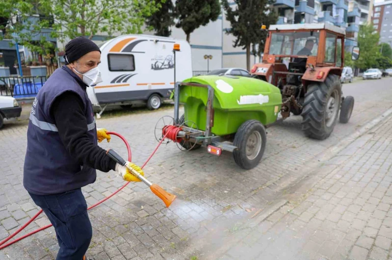Efeler Belediyesi’nden yabani ot temizliği 
