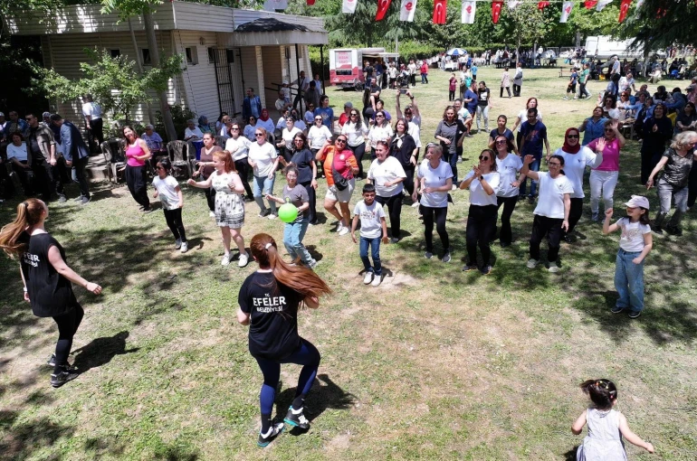 Efeler’de Anneler Günü coşkuyla kutlandı 
