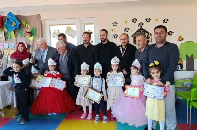 Efeler’de Kur’an’a geçen minik öğrenciye anlamlı kutlama 