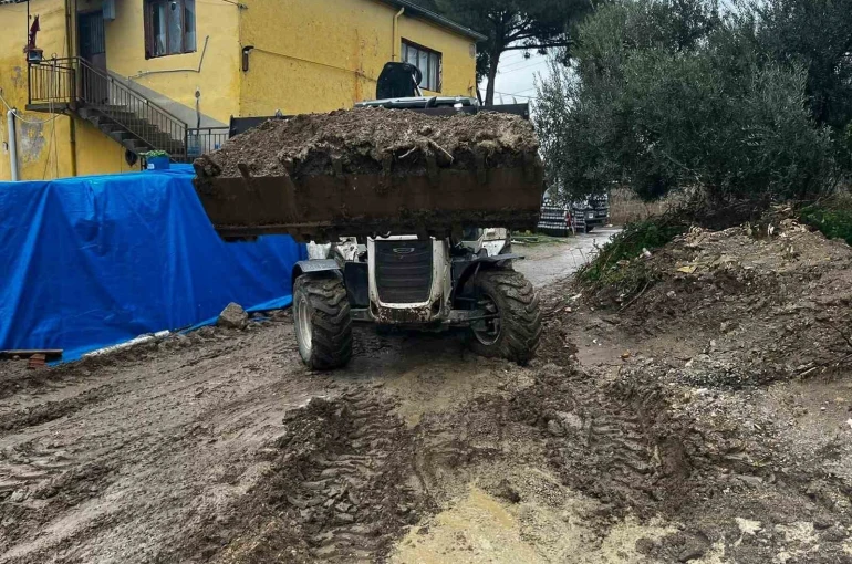 Efeler’den sağanak yağışa hızlı müdahale