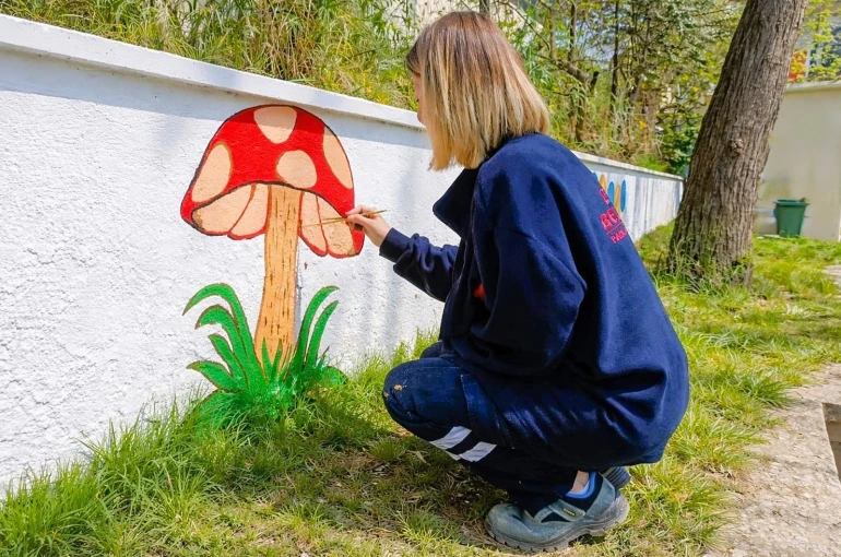 Efeler’in parkları renkleniyor 