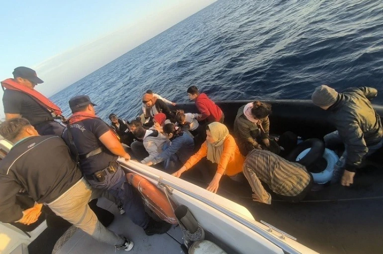 Ege Denizi’nde kaçış son buldu: 58 göçmen yakalandı