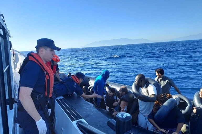 Ege sularında göçmen hareketliliği: 137 göçmen karaya çıkartıldı 
