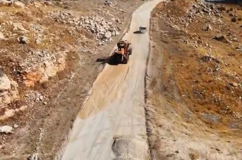 Eğil Belediyesi yol çalışmaları ile vatandaşa konforlu seyahat sağlıyor 