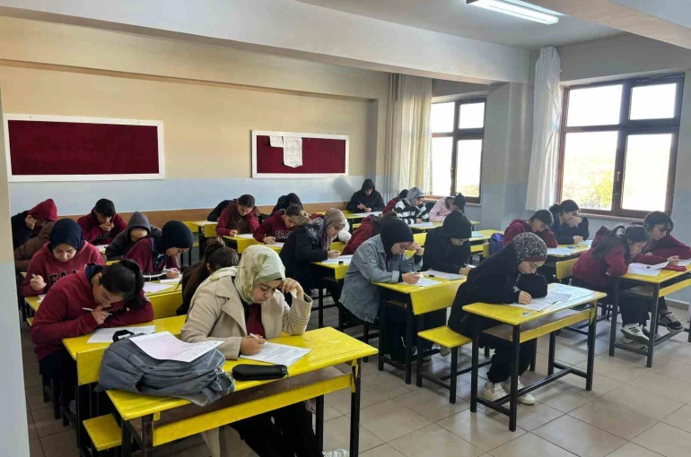 Eğil Belediyesinden 11 ve 12. sınıf öğrencilerine yönelik ödüllü deneme sınavı yapıldı 