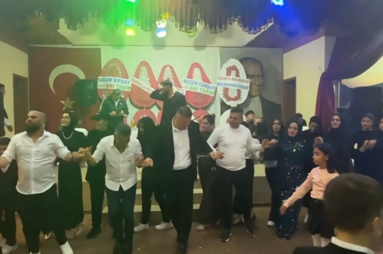 Eğirdir Belediye Başkanı Özer’in halay paylaşımı sosyal medyada gündem oldu 