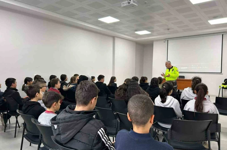 Eğirdir’de 135 öğrenciye trafik güvenliği eğitimi verildi