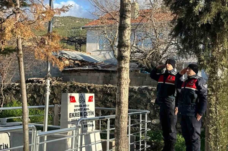 Eğirdir’de şehit kabirleri düzenli olarak denetleniyor 