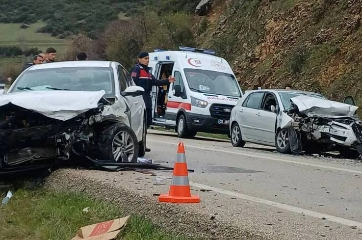 Eğirdir’de zincirleme kazada 3 kişi yaralandı 