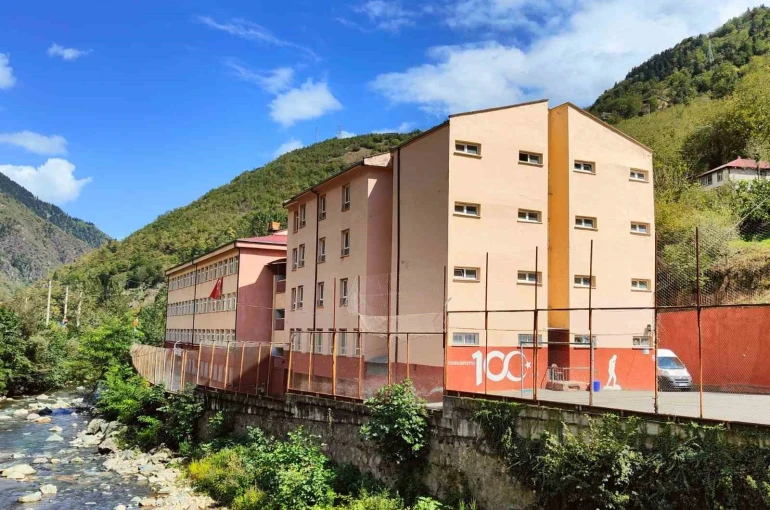 Eğitim gördüğü okulu baştan aşağıya yeniledi 