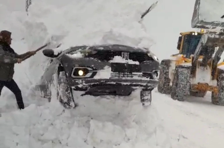 Eğribel Geçidi’nde bir araç yoldan çıkarak kara gömüldü