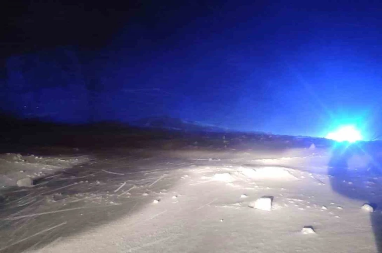 Eğribel Tüneli girişinde çığ düştü: Yol ulaşıma kapandı 