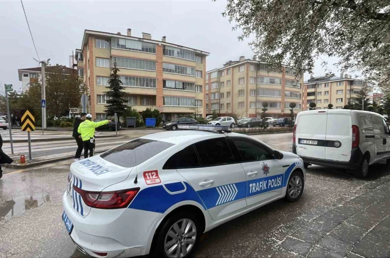 Ehliyeti iptal edilen sürücü yaşlı kadına çarptı 