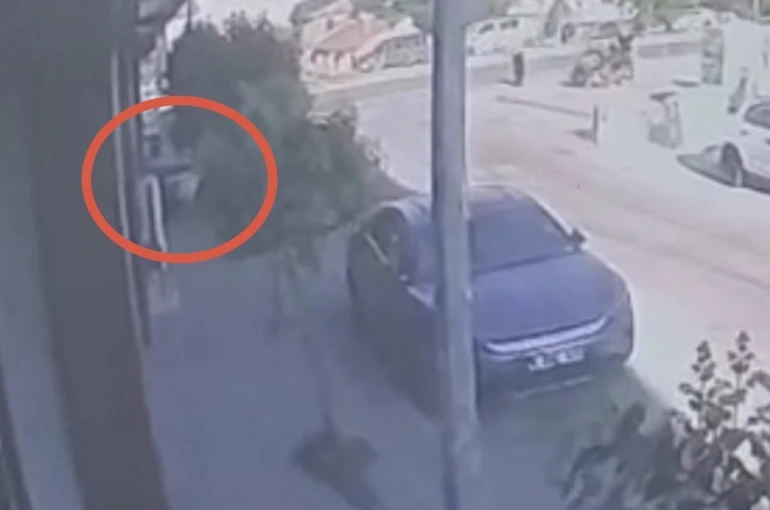 Ehliyetsiz gencin kullandığı otomobil motosiklet mağazasına daldı: 2,3 milyonluk zarar meydana geldi