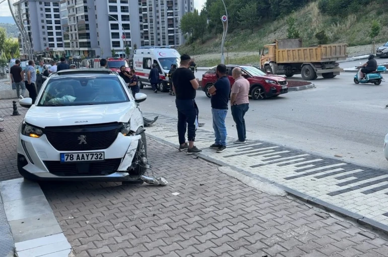 Ehliyetsiz sürücünün karıştığı kazada anne ile kızı yaralandı