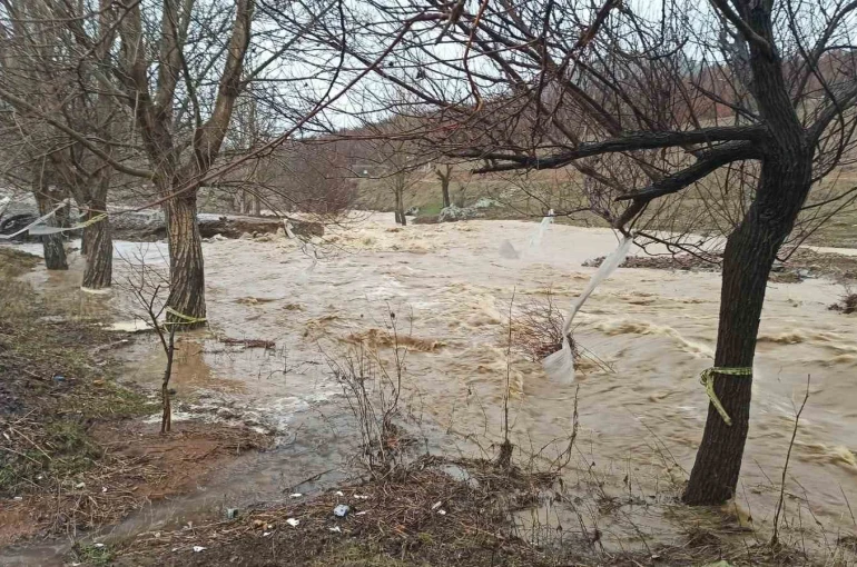Ekinözü Belediyesi’nin yaptığı yol ilk yağmurda taşkın altında kaldı 
