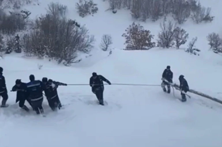 Ekipler enerji için seferber oldu: Kar içerisinde zorlu mücadele 