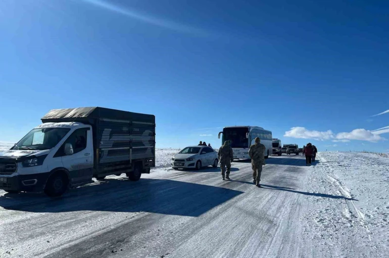 Eksi 30’a düşen sıcaklıklarda buz pistine dönen yolda araçlar mahsur kaldı