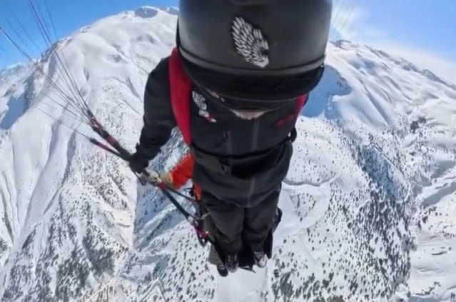 Ekstrem sporcu Koçak, Erzincan’da wingsuit ve paraşütle 500 metreden atladı 