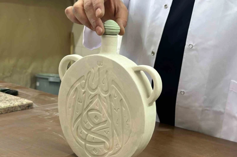 El ile şekillendirilen seramiğin fırından çıkıp son halini alması 1 hafta sürüyor 