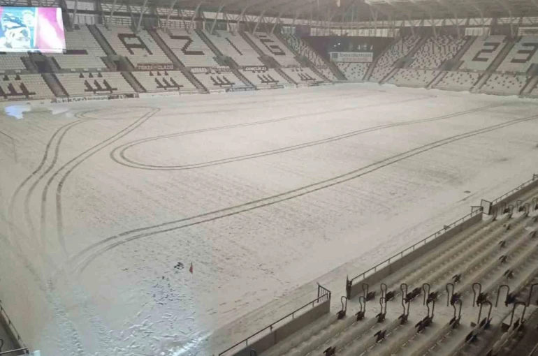Elazığ Atatürk Stadyumu karla kaplandı 