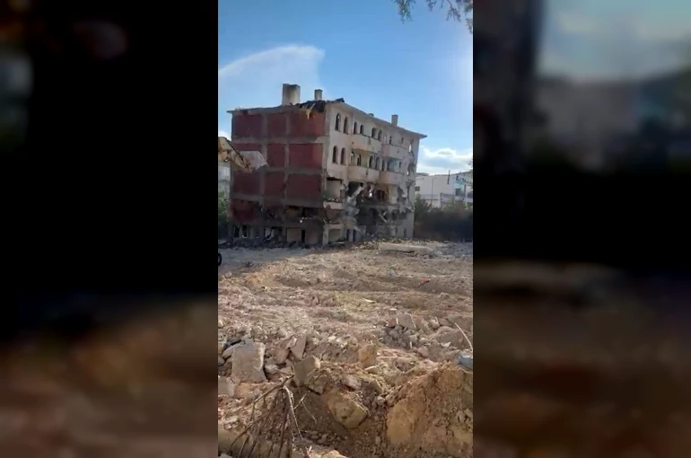 Elazığ’da 5 katlı bina iş makinesinin tek dokunuşuyla yıkıldı
