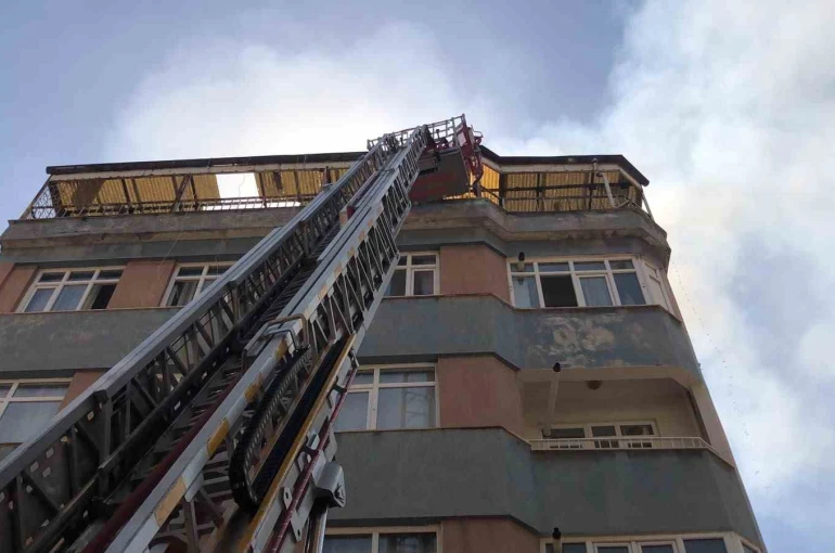 Elazığ’da 5 katlı binanın çatısında yangın: 1 kişi dumandan etkilendi