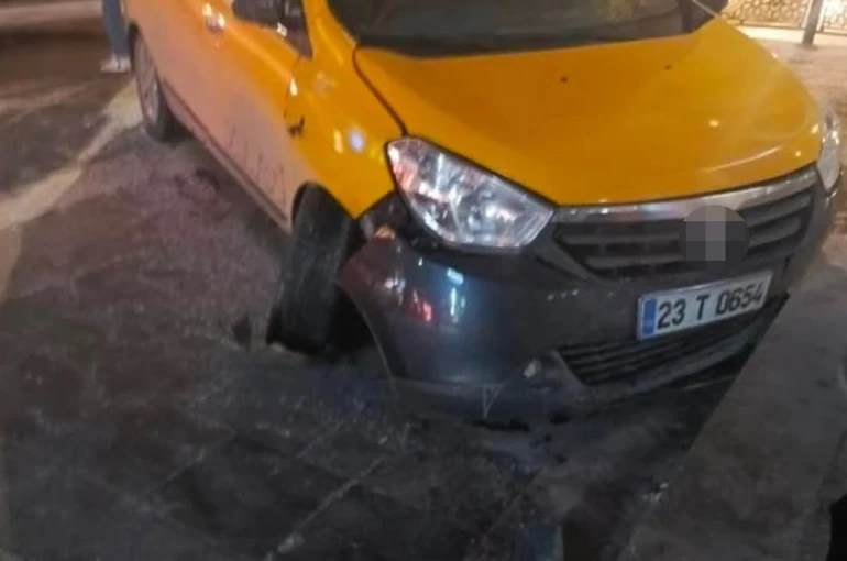 Elazığ’da alkollü şahıs çaldığı araçla kaza yaptı 