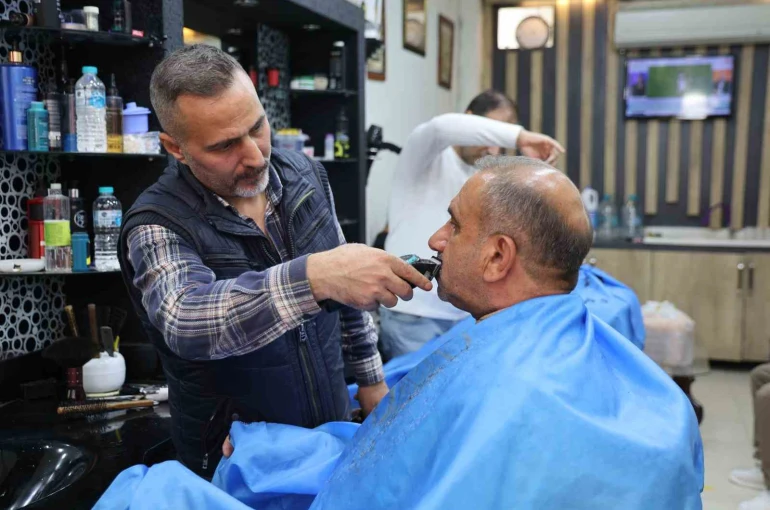 Elazığ’da berberlerin bayram mesaisi başladı 