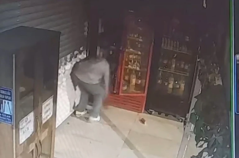 Elazığ’da büfeden hırsızlık kamerada 