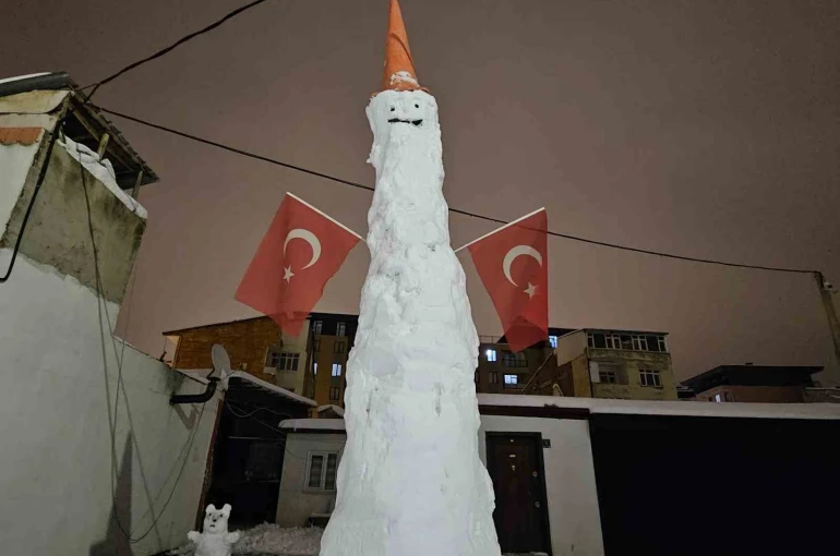 Elazığ’da dev kardan adam görenleri hayrete düşürdü 