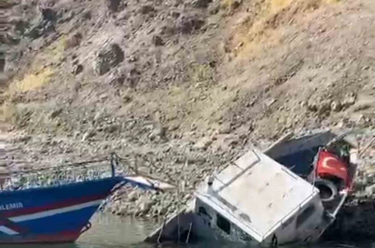 Elazığ’da fırtınaya dayanamayan tekne suya gömüldü 