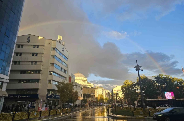 Elazığ’da gökkuşağı görsel şölen sundu 
