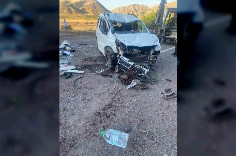 Elazığ’da hafif ticari araç takla attı: 5 yaralı